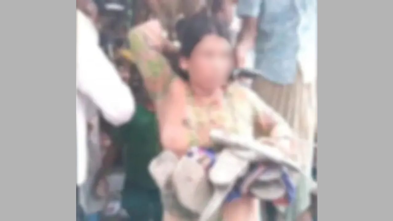 নারীর গলায় প্রকাশ্যে জুতার মালা দিলেন ওয়ার্ড বিএনপির সভাপতি, আটক ৪